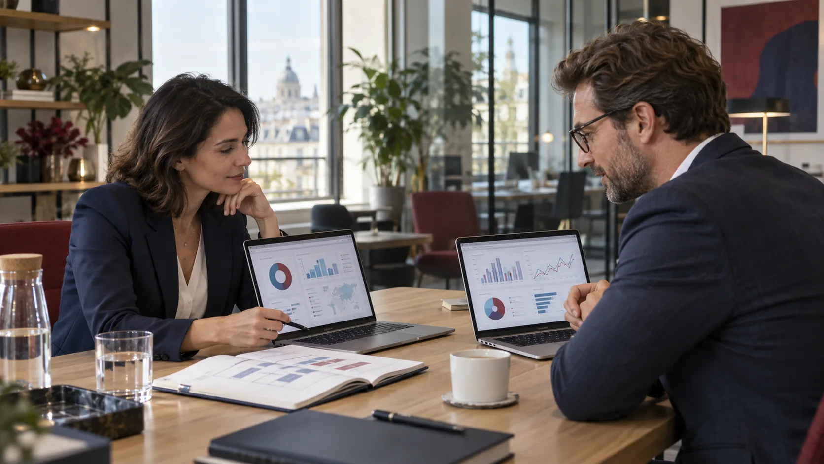 Deux professionnels comparent des tableaux de bord dans un bureau moderne. Illustration IA.
